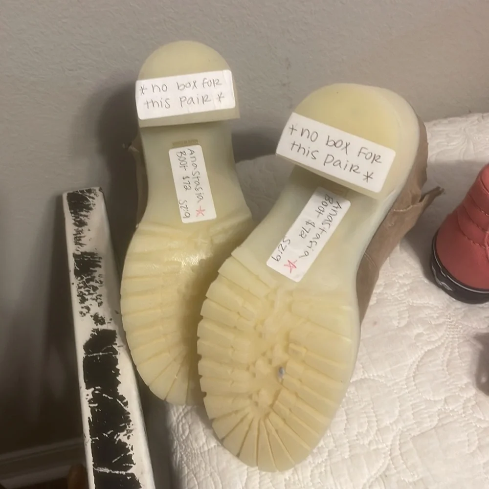 Woman’s tan suede booties w bubblegum soul. Oasis society - Picture 4 of 5